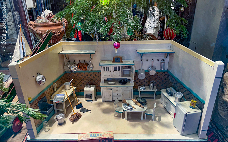 Monday December 16th (2024) model retro kitchen align=